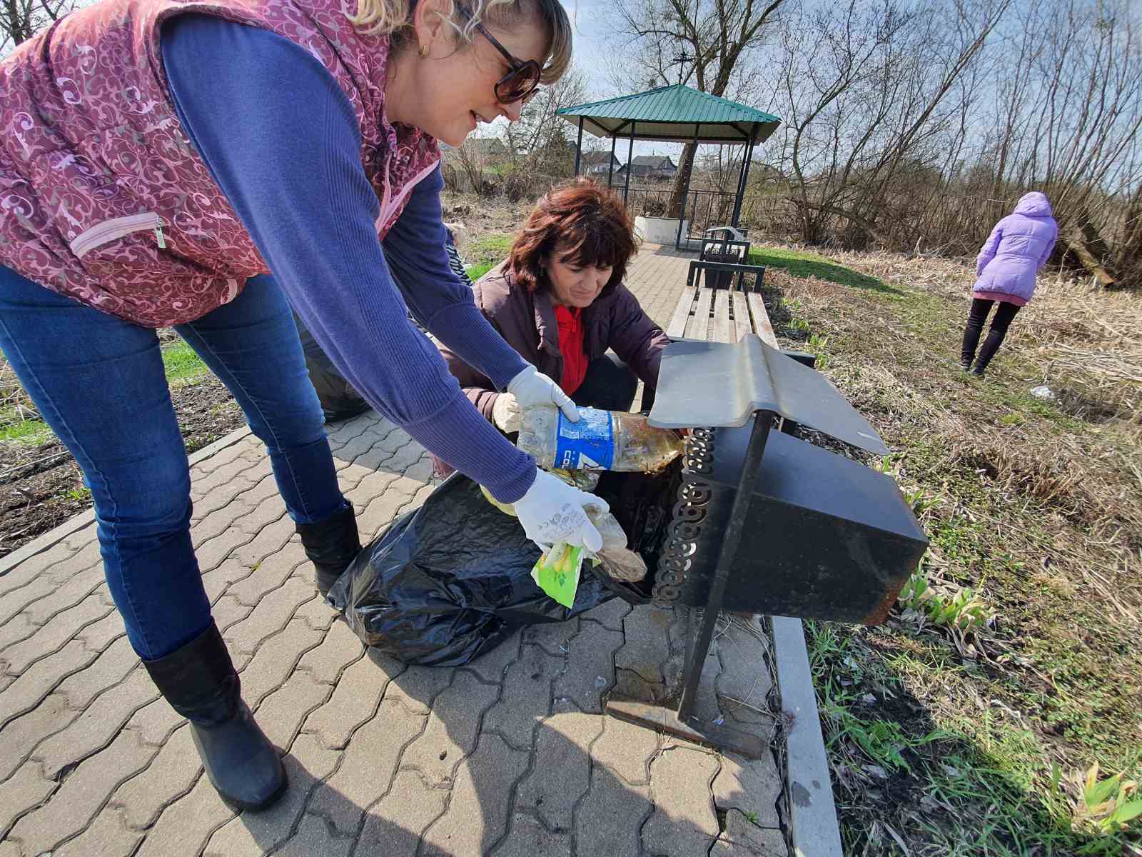 Сегодня в рамках экологического месячника сотрудники администрации очистили от мусора территорию вблизи родника в с. Вознесеновка, произвели обрезку кустарниковых на общественных территориях, а также навели порядок на остановочных комплексах..