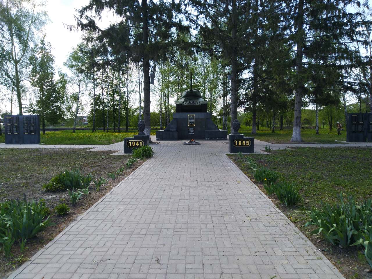 Мемориальный комплекс героям-танкистам, в центре на постаменте стоит боевой танк Т-34..