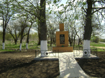 Братская могила советских воинов, погибших в боях с фашистскими захватчиками в 1943 году. Захоронено 12 человек, имена не установлены. Обелиск.