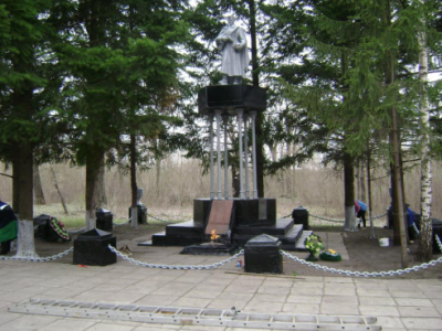Братская могила советских воинов, погибших в боях с фашистскими захватчиками в 1943 году. Захоронено 22 человека, имена установлены. Скульптура советского воина с автоматом.