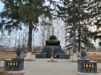 Братская могила советских воинов, где похоронен Герой Советского Союза старший лейтенант Конорев Иван Алексеевич.