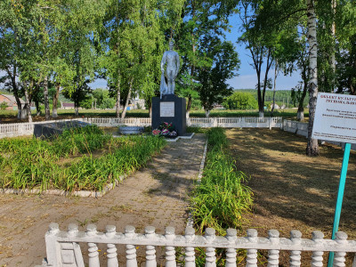 Братская могила советских воинов, погибших в боях с фашистскими захватчиками в 1943 году. Захоронено 6 человек, имена установлены. Скульптура: советский воин со знаменем.
