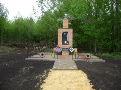 Братская могила трех расстрелянных советских солдат немецко-фашистскими захватчиками. Имена установлены. Обелиск.