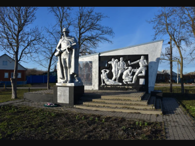 Братская могила советских воинов, погибших в боях с фашистскими захватчиками в 1943 году. Захоронено 40 человек, имена установлены. Скульптура: советский воин с автоматом.